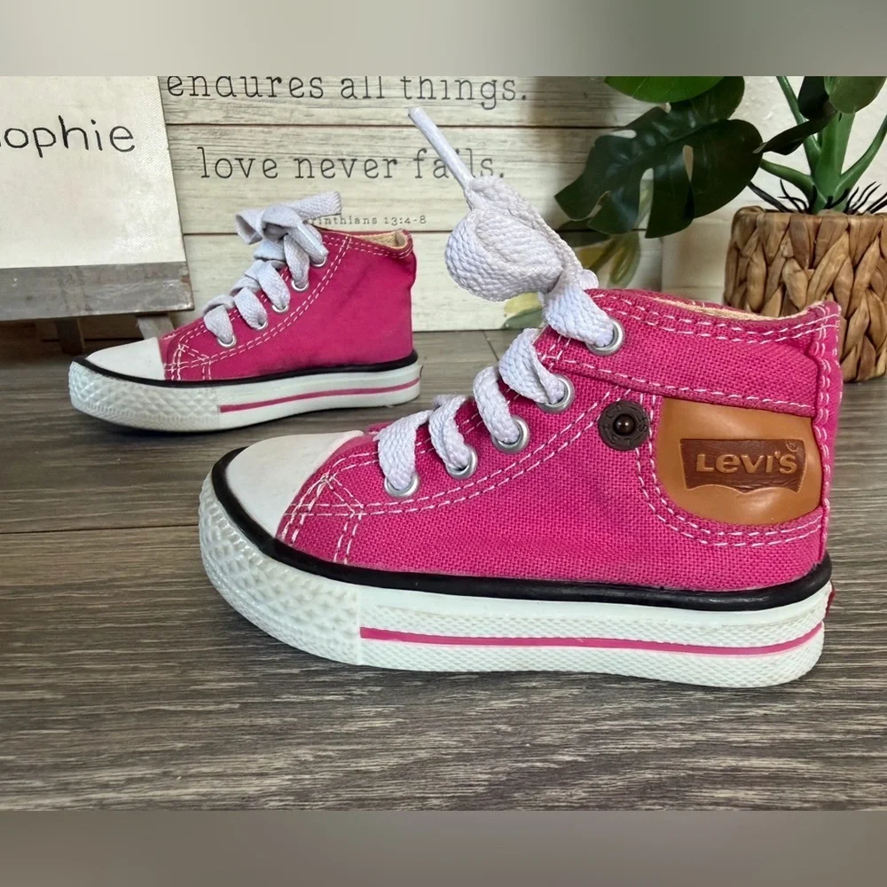 Levis bright pink